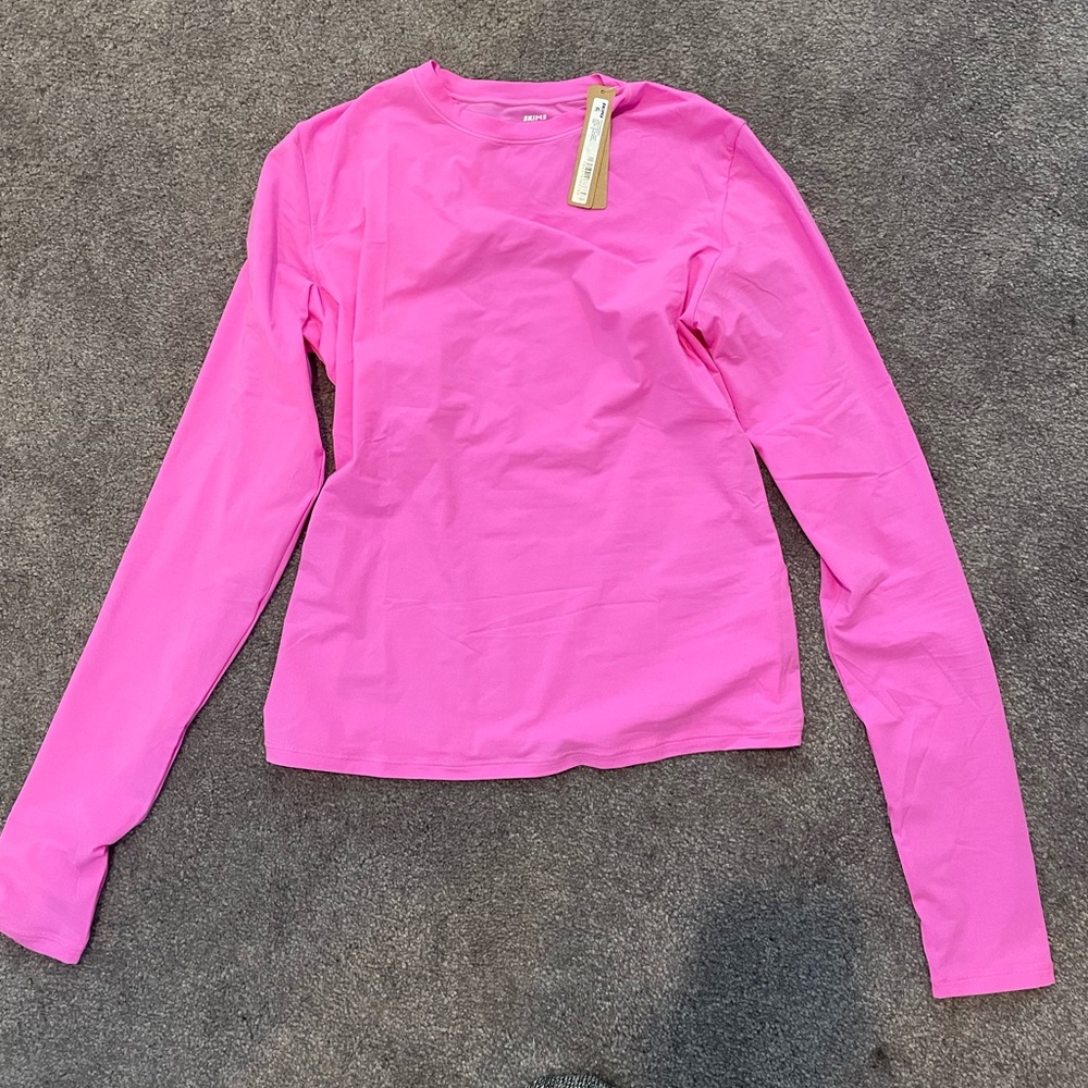 SKIMS FITS EVERYBODY LONG SLEEVE T-SHIRT | NEON ORCHID × 1
NEON ORCHID / M. Pink